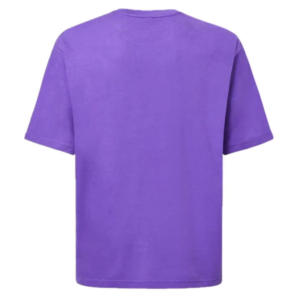 חולצת Oakley Metal Rise Tee מבט קדמי תקריב על לוגו Oakley מתכתי בחזה מבט צד על חולצת Oakley Metal Rise מבט אחורי על חולצת Oakley בגזרה Regular Fit