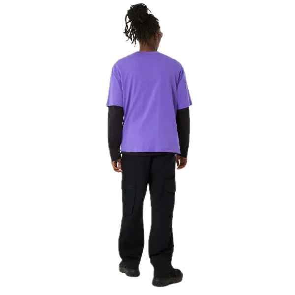 חולצת Oakley Metal Rise Tee מבט קדמי תקריב על לוגו Oakley מתכתי בחזה מבט צד על חולצת Oakley Metal Rise מבט אחורי על חולצת Oakley בגזרה Regular Fit