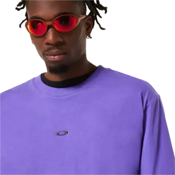 חולצת Oakley Metal Rise Tee מבט קדמי תקריב על לוגו Oakley מתכתי בחזה מבט צד על חולצת Oakley Metal Rise מבט אחורי על חולצת Oakley בגזרה Regular Fit