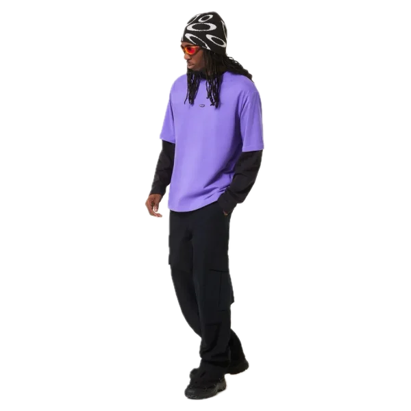 חולצת Oakley Metal Rise Tee מבט קדמי תקריב על לוגו Oakley מתכתי בחזה מבט צד על חולצת Oakley Metal Rise מבט אחורי על חולצת Oakley בגזרה Regular Fit