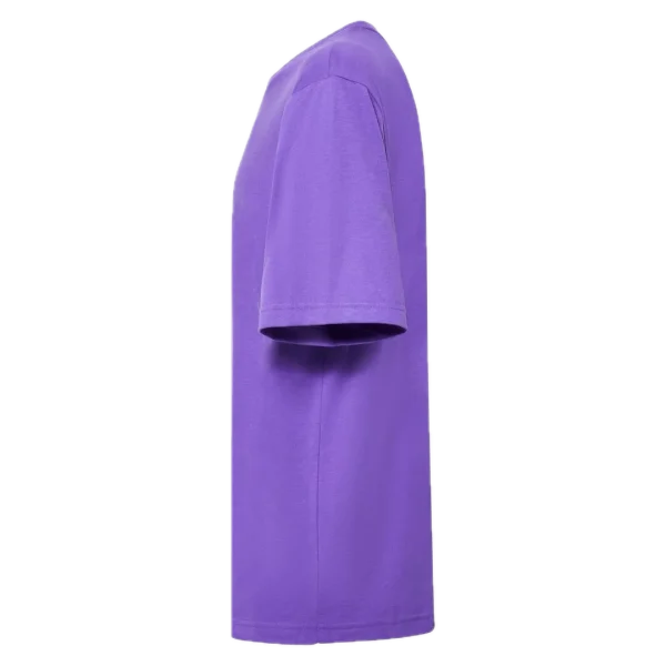 חולצת Oakley Metal Rise Tee מבט קדמי תקריב על לוגו Oakley מתכתי בחזה מבט צד על חולצת Oakley Metal Rise מבט אחורי על חולצת Oakley בגזרה Regular Fit