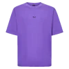 חולצת Oakley Metal Rise Tee מבט קדמי תקריב על לוגו Oakley מתכתי בחזה מבט צד על חולצת Oakley Metal Rise מבט אחורי על חולצת Oakley בגזרה Regular Fit