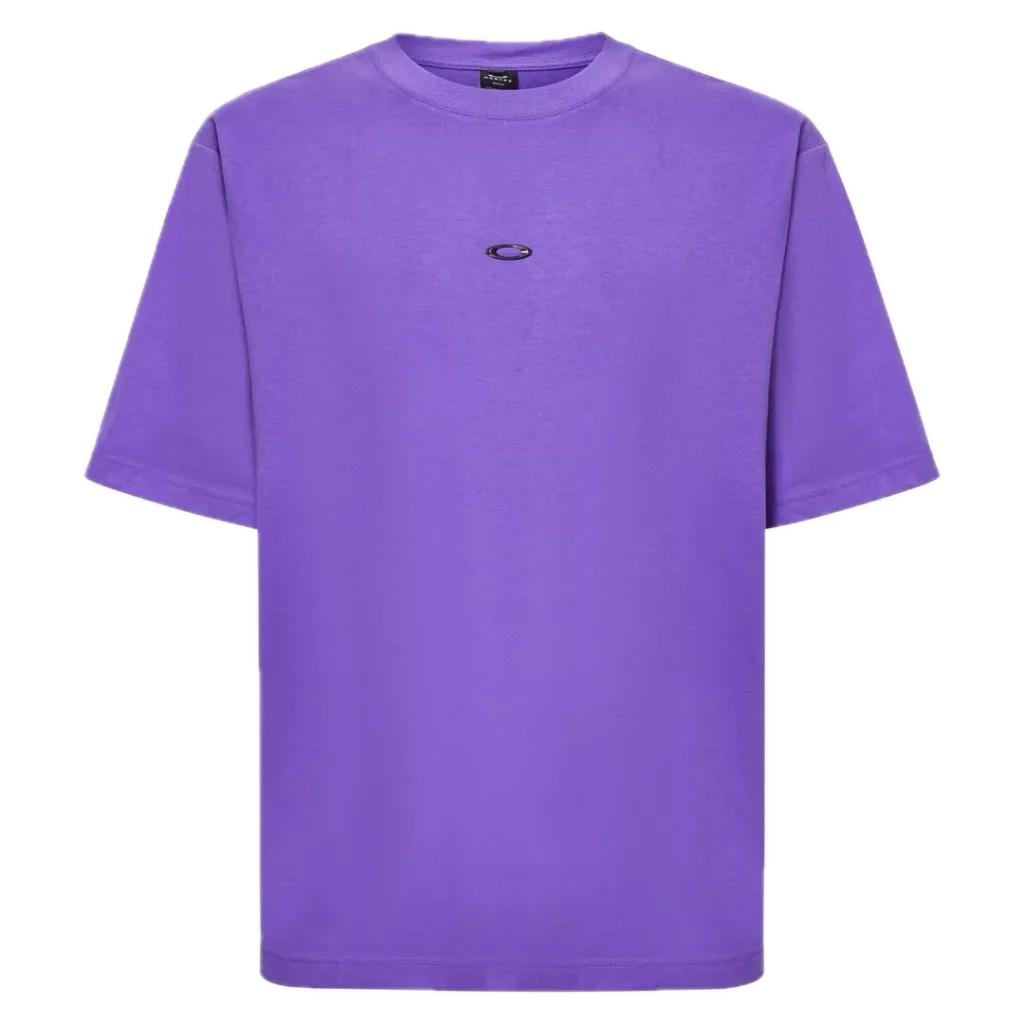 חולצת Oakley Metal Rise Tee מבט קדמי תקריב על לוגו Oakley מתכתי בחזה מבט צד על חולצת Oakley Metal Rise מבט אחורי על חולצת Oakley בגזרה Regular Fit
