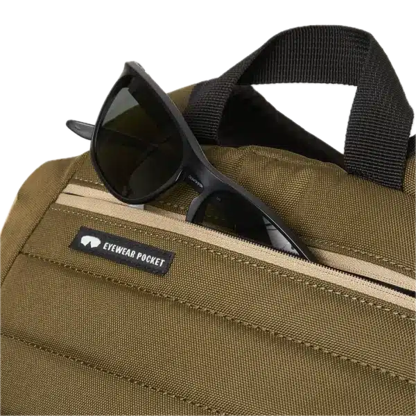 תיק Oakley Enduro 3.0 Big Backpack מבט קדמי מבט צד על תיק Oakley Enduro 3.0 עם כיסים צדדיים תקריב על לוגו Oakley Ellipse בחזית מבט פנימי על תא המחשב וכיס המשקפיים הקשיח