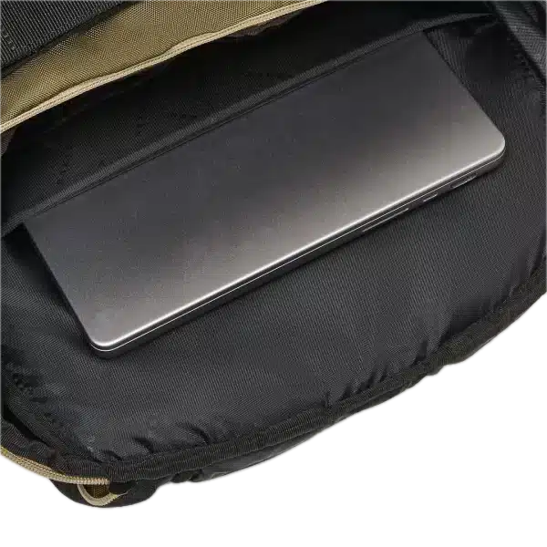 תיק Oakley Enduro 3.0 Big Backpack מבט קדמי מבט צד על תיק Oakley Enduro 3.0 עם כיסים צדדיים תקריב על לוגו Oakley Ellipse בחזית מבט פנימי על תא המחשב וכיס המשקפיים הקשיח