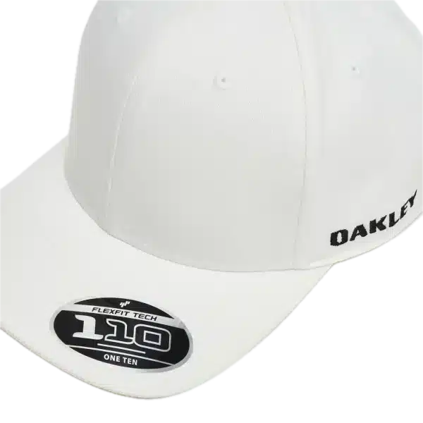 תקריב על לוגו Oakley Ellipse רקום בחזית מבט צד על מבנה 6 הפאנלים של הכובע תקריב על פס הספיגה הפנימי והגזרה המתכווננת