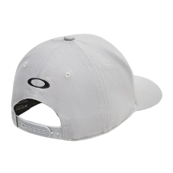 תקריב על לוגו Oakley Ellipse רקום בחזית מבט צד על מבנה 6 הפאנלים של הכובע תקריב על פס הספיגה הפנימי והגזרה המתכווננת