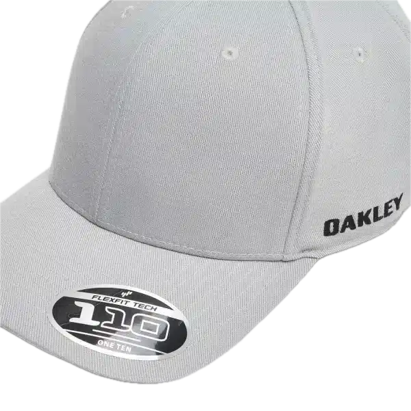 תקריב על לוגו Oakley Ellipse רקום בחזית מבט צד על מבנה 6 הפאנלים של הכובע תקריב על פס הספיגה הפנימי והגזרה המתכווננת