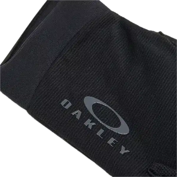 מבט צד על כפפות Oakley Seeker עם כף Clarino® תקריב על לוגו Oakley Ellipse בגב הכפפה כפפות Oakley Seeker בשימוש על כידון אופני שטח