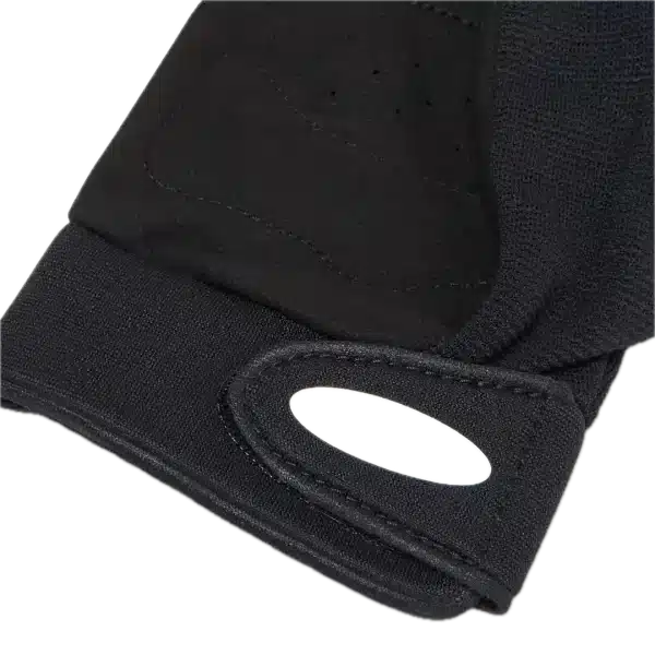 מבט צד על כפפות Oakley Seeker עם כף Clarino® תקריב על לוגו Oakley Ellipse בגב הכפפה כפפות Oakley Seeker בשימוש על כידון אופני שטח