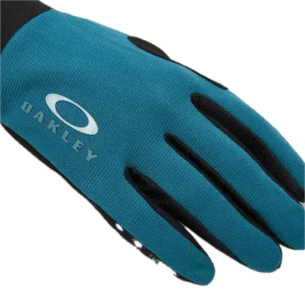 מבט צד על כפפות Oakley Seeker עם כף Clarino® תקריב על לוגו Oakley Ellipse בגב הכפפה כפפות Oakley Seeker בשימוש על כידון אופני שטח