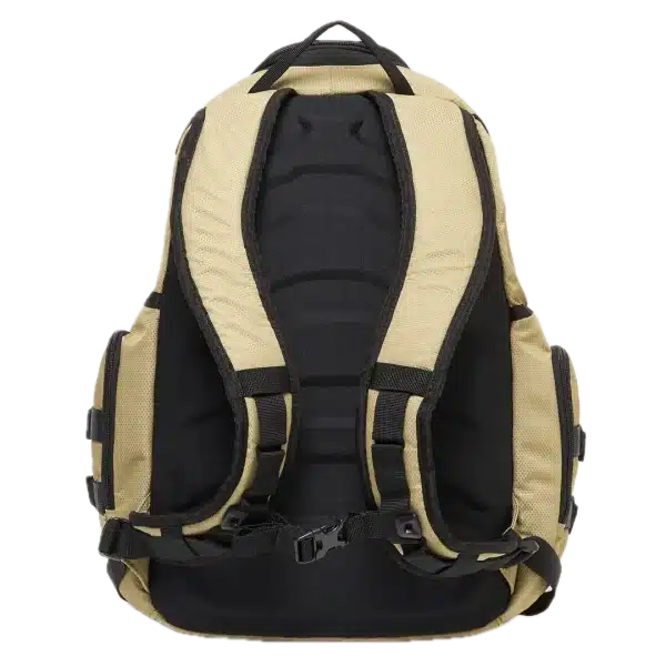תיק Oakley Bathroom Sink RC Backpack מבט קדמי מבט צד על תיק Oakley Bathroom Sink RC עם כיסים צדדיים תקריב על לוגו Ellipse מתכתי ובד Cordura® ממוחזר מבט פנימי על תא המחשב והכיס הקשיח למשקפיים
