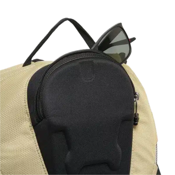 תיק Oakley Bathroom Sink RC Backpack מבט קדמי מבט צד על תיק Oakley Bathroom Sink RC עם כיסים צדדיים תקריב על לוגו Ellipse מתכתי ובד Cordura® ממוחזר מבט פנימי על תא המחשב והכיס הקשיח למשקפיים