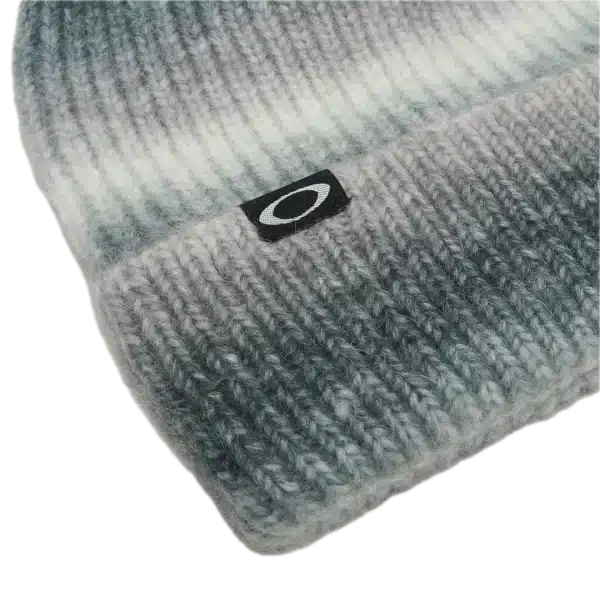 תקריב על לוגו Oakley Ellipse רקום בחזית