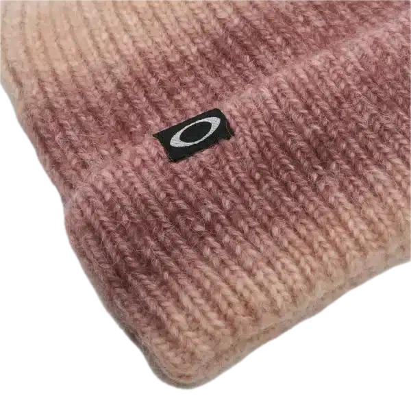 תקריב על לוגו Oakley Ellipse רקום בחזית מבט צד על דוגמת ה־Gradient בכובע מבט אחורי על סריג הכובע והגימור האלסטי