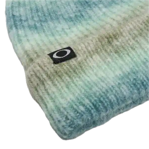 תקריב על לוגו Oakley Ellipse רקום בחזית מבט צד על דוגמת ה־Gradient בכובע מבט אחורי על סריג הכובע והגימור האלסטי