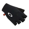 כפפות Oakley Endurance Lite Road Short Glove מבט קדמי תקריב על כף היד מחומר Clarino® מבט צד על כפפות Oakley עם רשת אוורור בגב כפפות Oakley Endurance Lite בשימוש על כידון אופניים