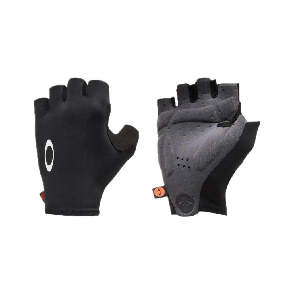 כפפות Oakley Endurance Lite Road Short Glove מבט קדמי תקריב על כף היד מחומר Clarino® מבט צד על כפפות Oakley עם רשת אוורור בגב כפפות Oakley Endurance Lite בשימוש על כידון אופניים