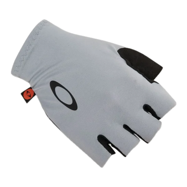 מבט צד על כפפות Oakley עם כף Clarino® תקריב על לוגו Oakley Ellipse בגב הכפפה כפפות Oakley Drops Road 2.0 במראה מלא על כידון אופניים