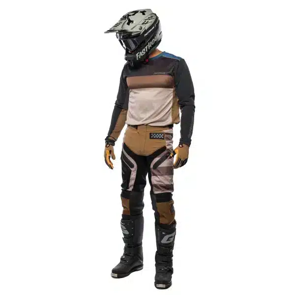 מכנס Fasthouse Off-Road Matox Pant מבט קדמי מבט צד על אזורי 4-Way Stretch בברכיים תקריב על חיזוקי העור באזור המגע עם מגף פאנלים מאווררים ועיצוב Matox עם לוגו Fasthouse