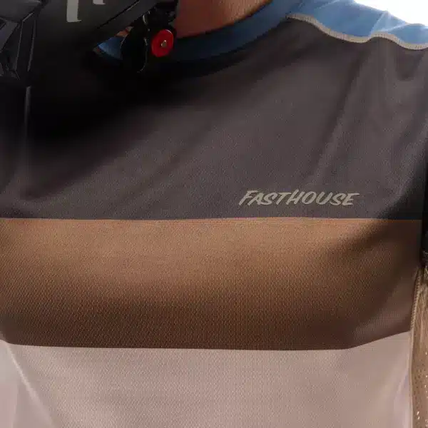 לוגו Fasthouse על החזה בעיצוב Off-Road