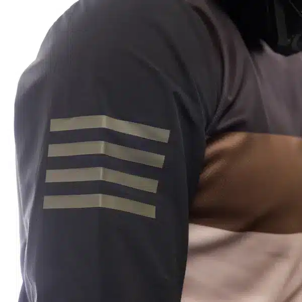 תקריב על בד Micro Mesh נושם ותפרים שטוחים לוגו Fasthouse על החזה בעיצוב Off-Road