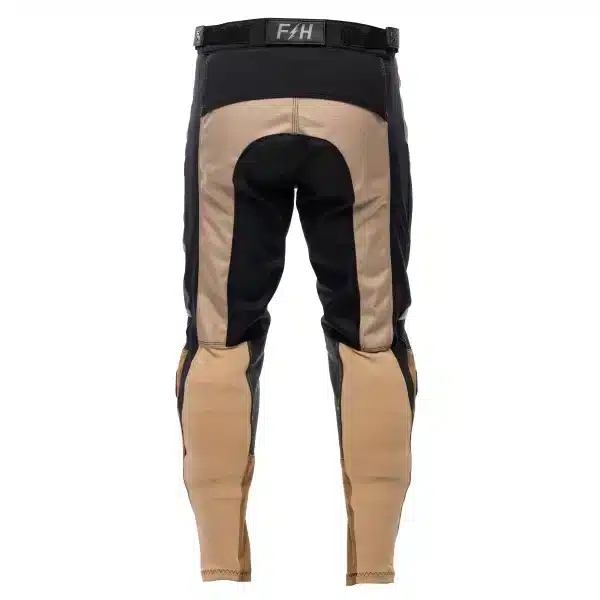 מכנס Fasthouse Off-Road Matox Pant מבט קדמי מבט צד על אזורי 4-Way Stretch בברכיים תקריב על חיזוקי העור באזור המגע עם מגף פאנלים מאווררים ועיצוב Matox עם לוגו Fasthouse