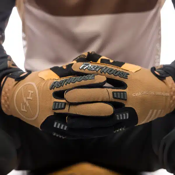 כפפות Fasthouse Off-Road Matox Glove מבט קדמי מבט צד על כף היד Clarino® וההדפס Fasthouse תקריב על קצות אצבעות עם סיליקון גריפ פאנלי Micro Mesh בין האצבעות לאוורור