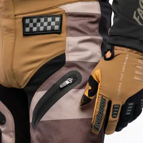 פאנלים מאווררים ועיצוב Matox עם לוגו Fasthouse