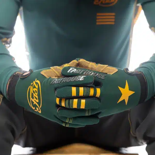 עיצוב Fasthouse Ramone עם לוגו על גב היד