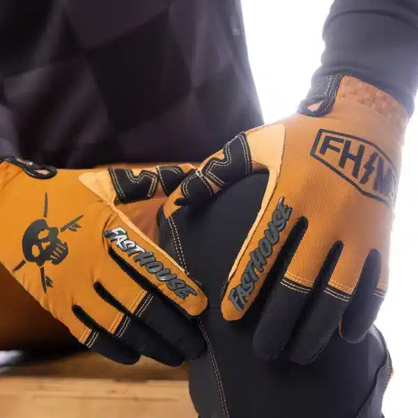 כפפות Fasthouse Sanguaro Bennet Glove מבט עליון מבט צד על כף היד הסינתטית Clarino® תקריב על סגירת Velcro® וגרפיקת Sanguaro קצות אצבעות עם סיליקון גריפ ולוגו Fasthouse