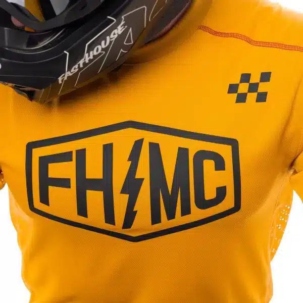 לוגו Fasthouse על החזה בעיצוב Sanguaro