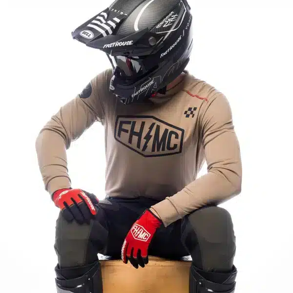 תקריב על בד Micro Mesh נושם ותפרים שטוחים לוגו Fasthouse על החזה בעיצוב Sanguaro