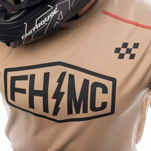 לוגו Fasthouse על החזה בעיצוב Sanguaro