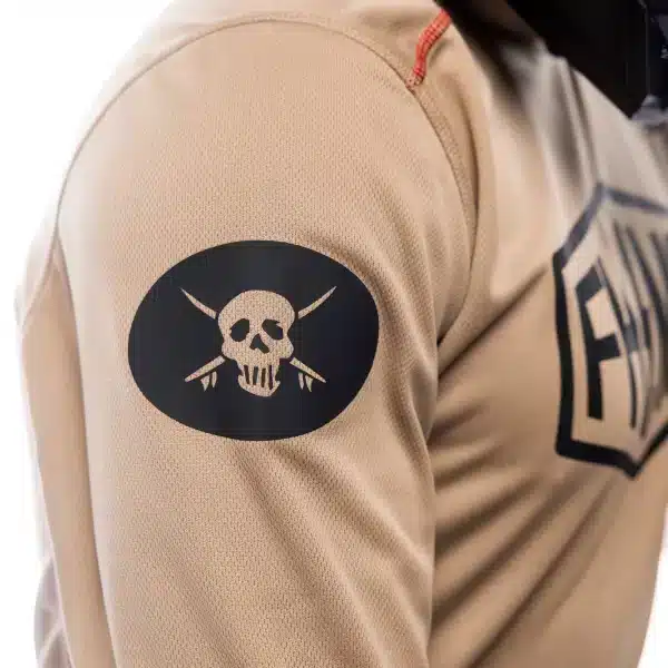 תקריב על בד Micro Mesh נושם ותפרים שטוחים