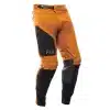 מכנס Fasthouse Sanguaro Cargo Pant מבט קדמי תקריב על כיסי Cargo עם סגירת סקוץ’ מבט צד על אזורי 4-Way Stretch בברכיים תקריב על לוגו Fasthouse ותפירה כפולה