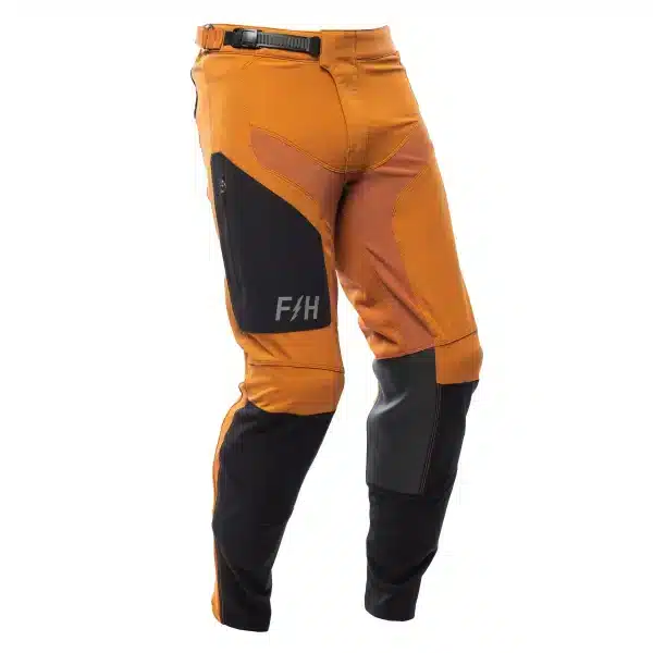 מכנס Fasthouse Sanguaro Cargo Pant מבט קדמי תקריב על כיסי Cargo עם סגירת סקוץ’ מבט צד על אזורי 4-Way Stretch בברכיים תקריב על לוגו Fasthouse ותפירה כפולה