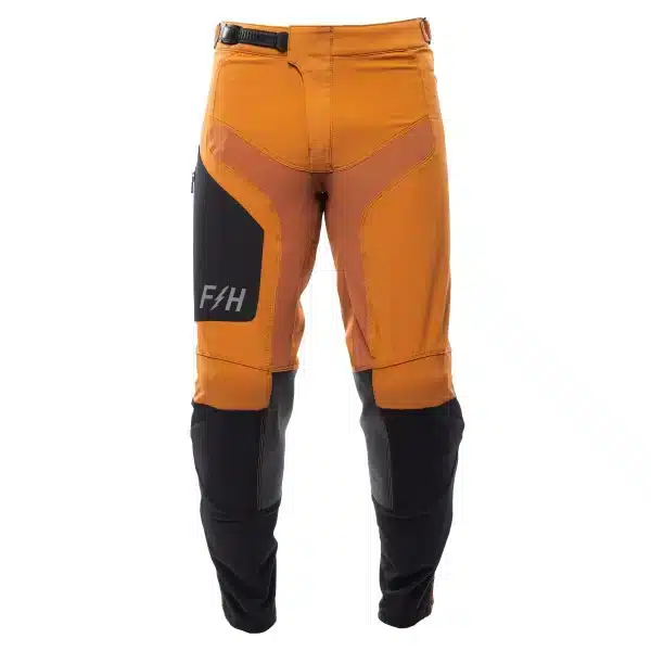 מכנס Fasthouse Sanguaro Cargo Pant מבט קדמי תקריב על כיסי Cargo עם סגירת סקוץ’ מבט צד על אזורי 4-Way Stretch בברכיים תקריב על לוגו Fasthouse ותפירה כפולה