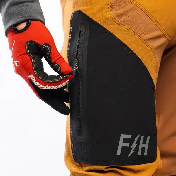 תקריב על כיסי Cargo עם סגירת סקוץ’