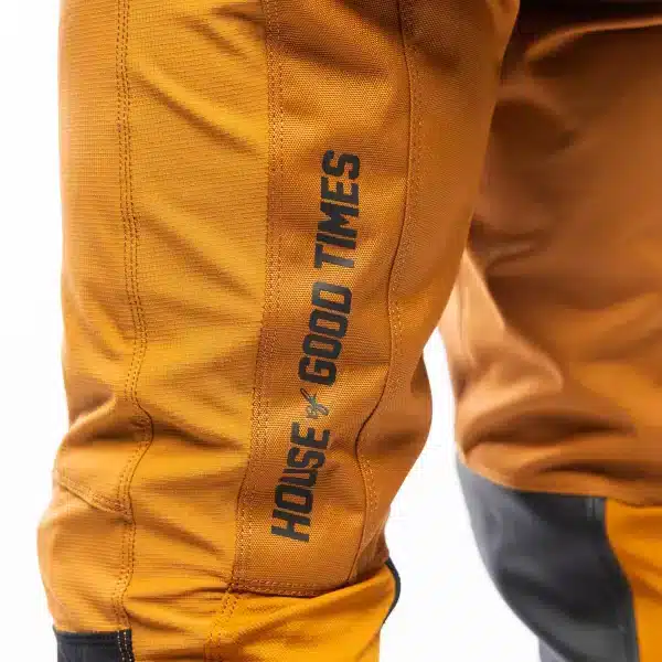 מבט צד על אזורי 4-Way Stretch בברכיים