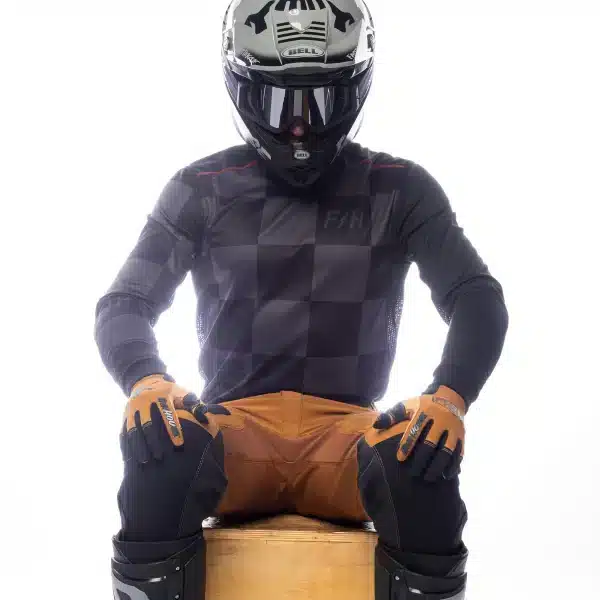 תקריב על בד Micro Mesh נושם ותפרים שטוחים לוגו Fasthouse על החזה בעיצוב Sanguaro