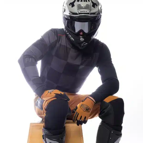 חולצת Fasthouse Sanguaro Gibson LS Jersey מבט קדמי מבט אחורי על גרפיקת Gibson הקלאסית תקריב על בד Micro Mesh נושם ותפרים שטוחים לוגו Fasthouse על החזה בעיצוב Sanguaro