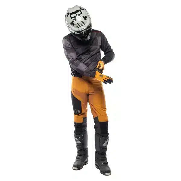 חולצת Fasthouse Sanguaro Gibson LS Jersey מבט קדמי מבט אחורי על גרפיקת Gibson הקלאסית תקריב על בד Micro Mesh נושם ותפרים שטוחים לוגו Fasthouse על החזה בעיצוב Sanguaro