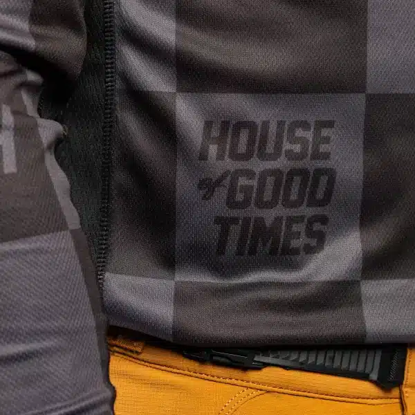 תקריב על בד Micro Mesh נושם ותפרים שטוחים