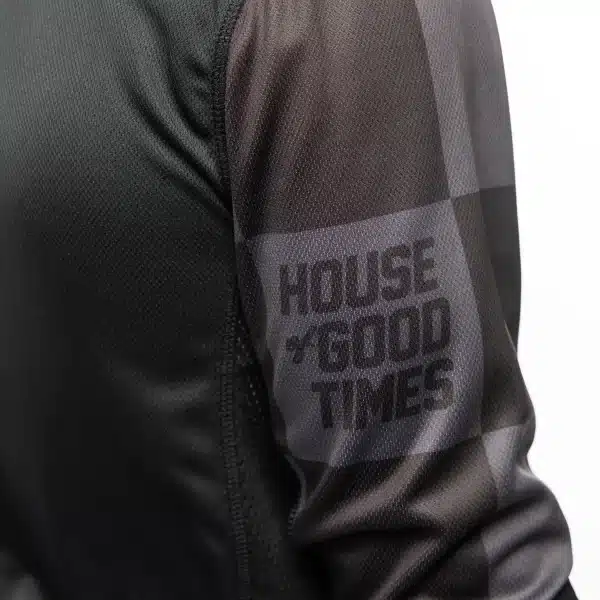 לוגו Fasthouse על החזה בעיצוב Sanguaro