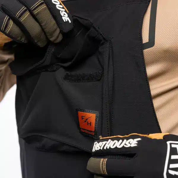 תקריב על הדפס Fasthouse ועיצוב Sanguaro