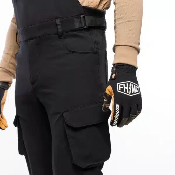 מבט צד על גזרת Athletic Fit ואזורי האוורור