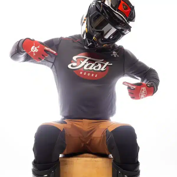 חולצת Fasthouse Sanguaro Tasker LS Jersey מבט קדמי מבט אחורי על גרפיקת Tasker המדברית תקריב על בד Micro Mesh נושם ותפרים שטוחים לוגו Fasthouse על החזה בעיצוב Sanguaro