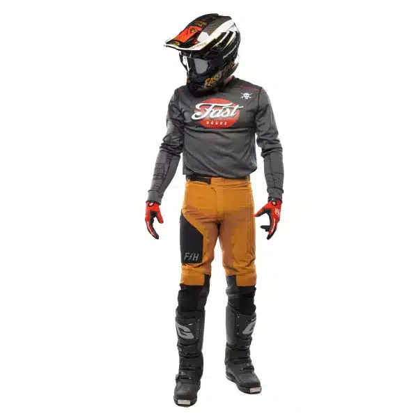 חולצת Fasthouse Sanguaro Tasker LS Jersey מבט קדמי מבט אחורי על גרפיקת Tasker המדברית תקריב על בד Micro Mesh נושם ותפרים שטוחים לוגו Fasthouse על החזה בעיצוב Sanguaro