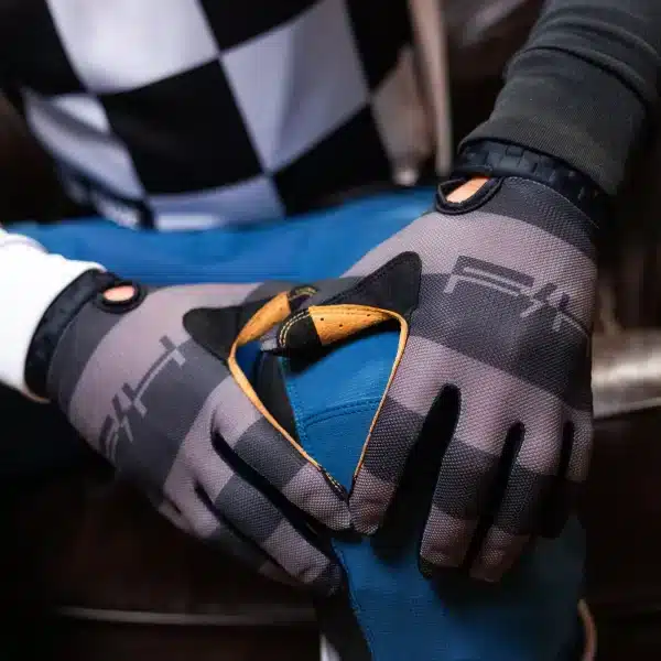 כפפות Fasthouse Vapor Ray Glove מבט קדמי מבט צד על כף היד Clarino® והדפס Vapor Ray תקריב על קצות האצבעות עם סיליקון גריפ עיצוב Vapor Ray עם לוגו Fasthouse על גב היד